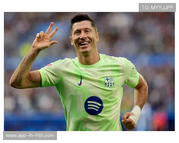 巴萨左路快速推进，莱万门前补射破门